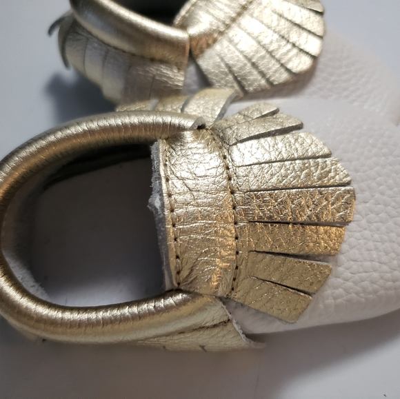 Bebila white baby moccasins with gold bow tassel - Picture 7 of 13